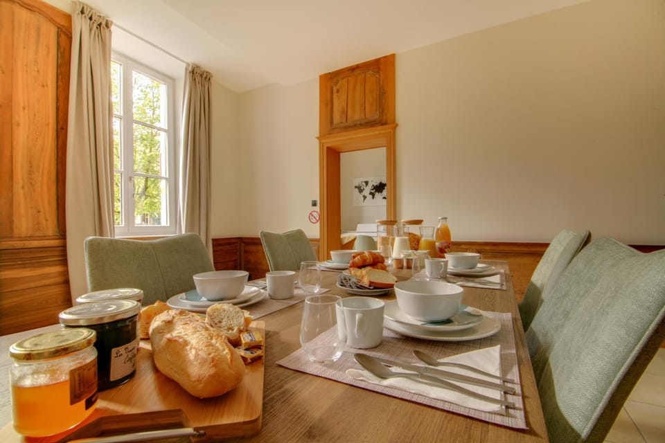 Food and drinks, Dining area, Food, Breakfast, Continental breakfast