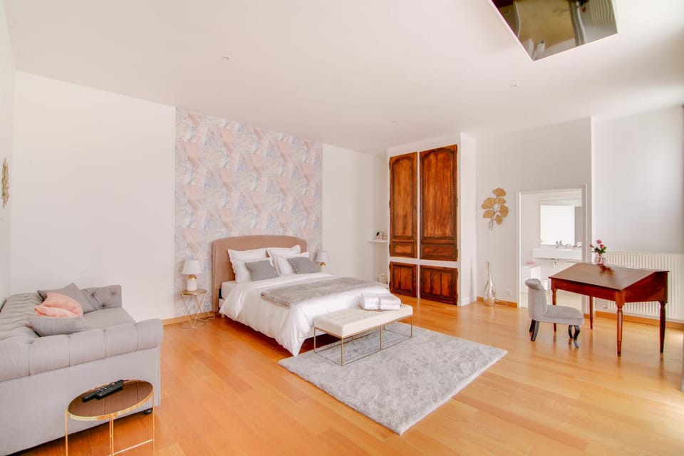 Photo of the whole room, Bedroom