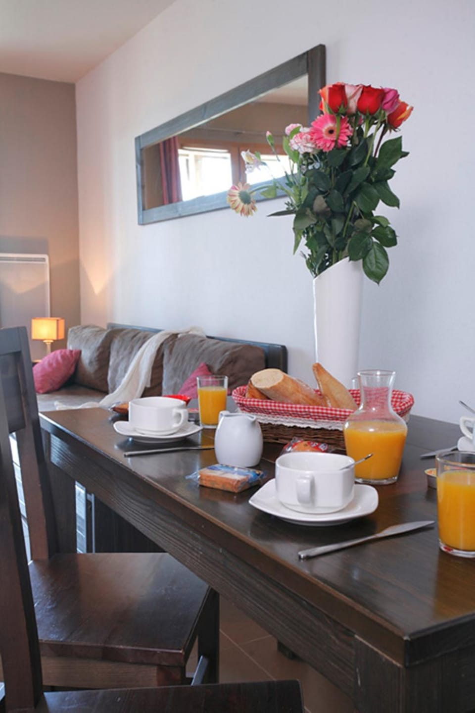 Living room, Food and drinks, Dining area