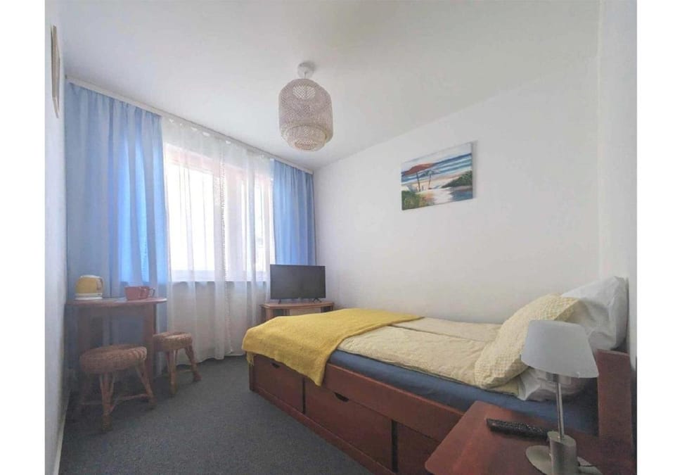 Bed, TV and multimedia, Photo of the whole room