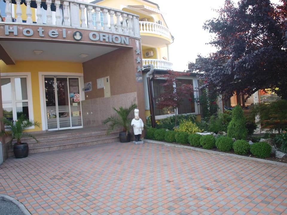 Facade/entrance