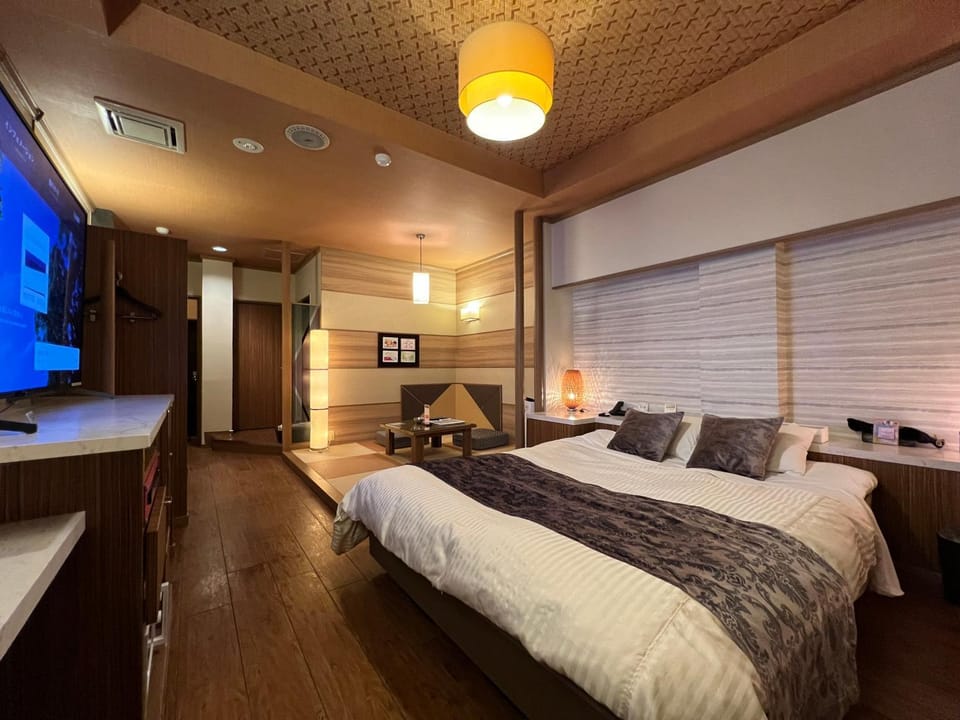 Bed, TV and multimedia, Living room, Seating area, Bedroom