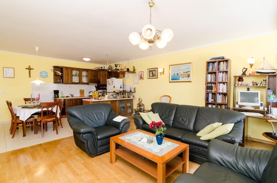 Communal lounge/ TV room, Lobby or reception, Communal kitchen