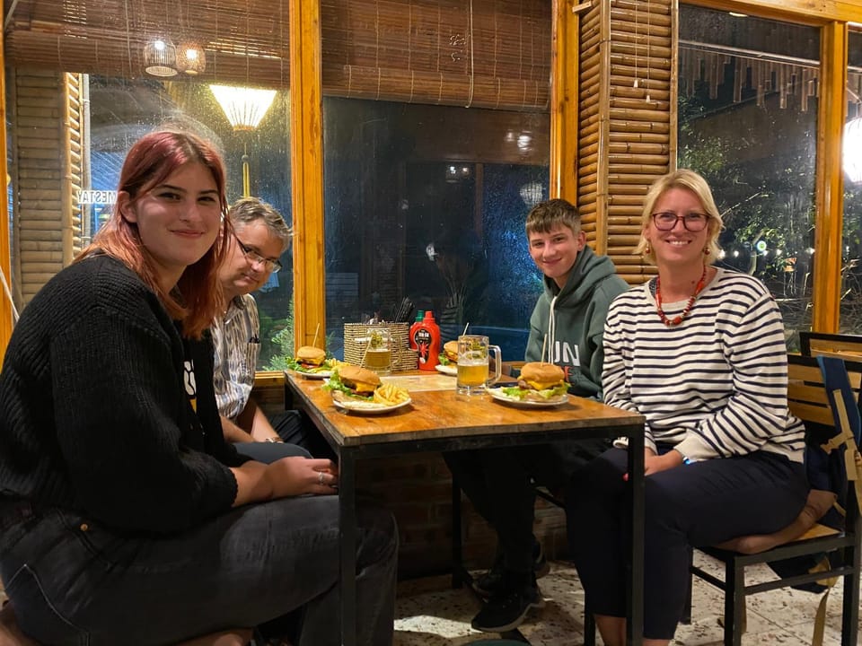 Restaurant/places to eat, Lounge or bar