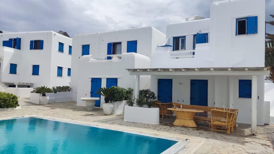 Property building, Balcony/Terrace, Pool view, Swimming pool, sunbed