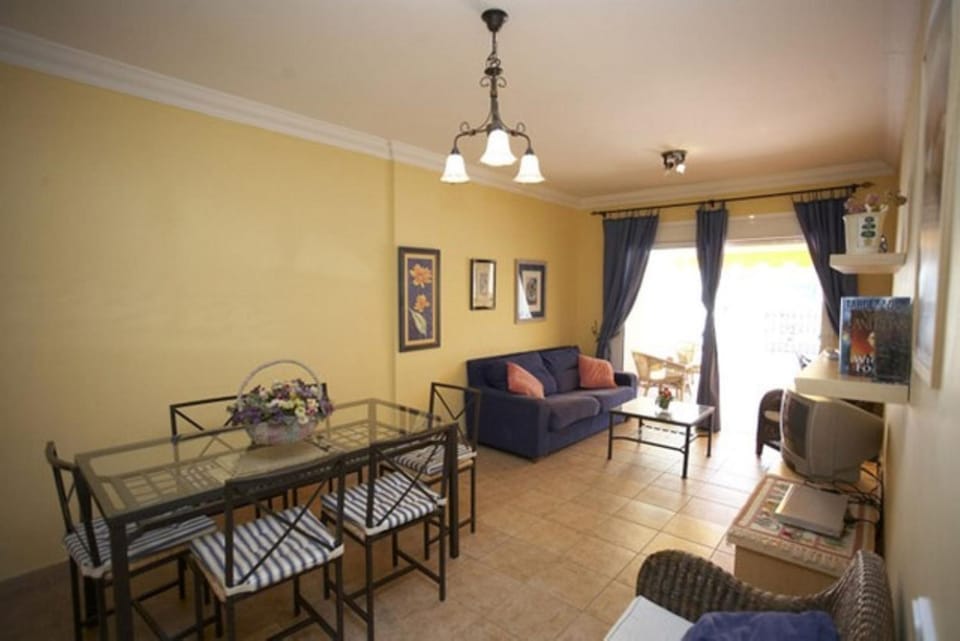 Restaurant/places to eat, Seating area, Dining area