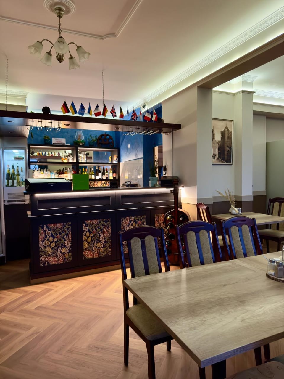 Restaurant/places to eat, Restaurant/places to eat, Lounge or bar, Food and drinks