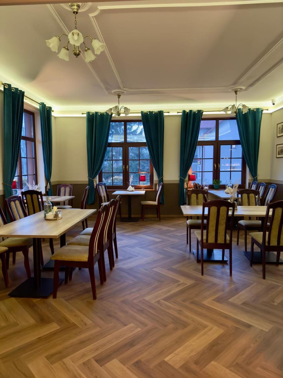 Restaurant/places to eat, Restaurant/places to eat, Lounge or bar, Food and drinks