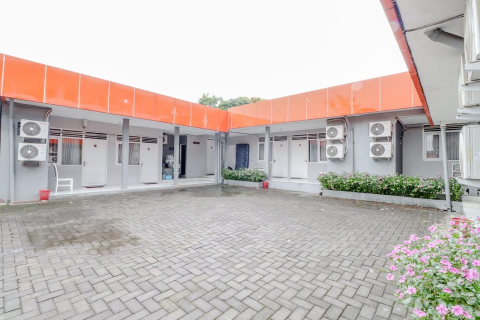 Property building, Facade/entrance, Bathroom, Bedroom