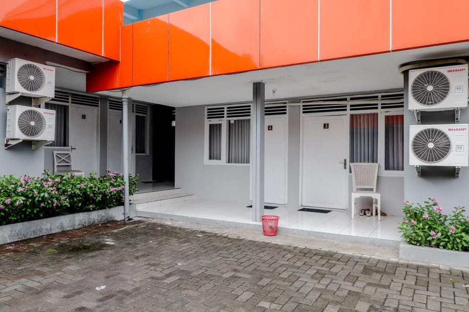 Property building, Facade/entrance, Bathroom