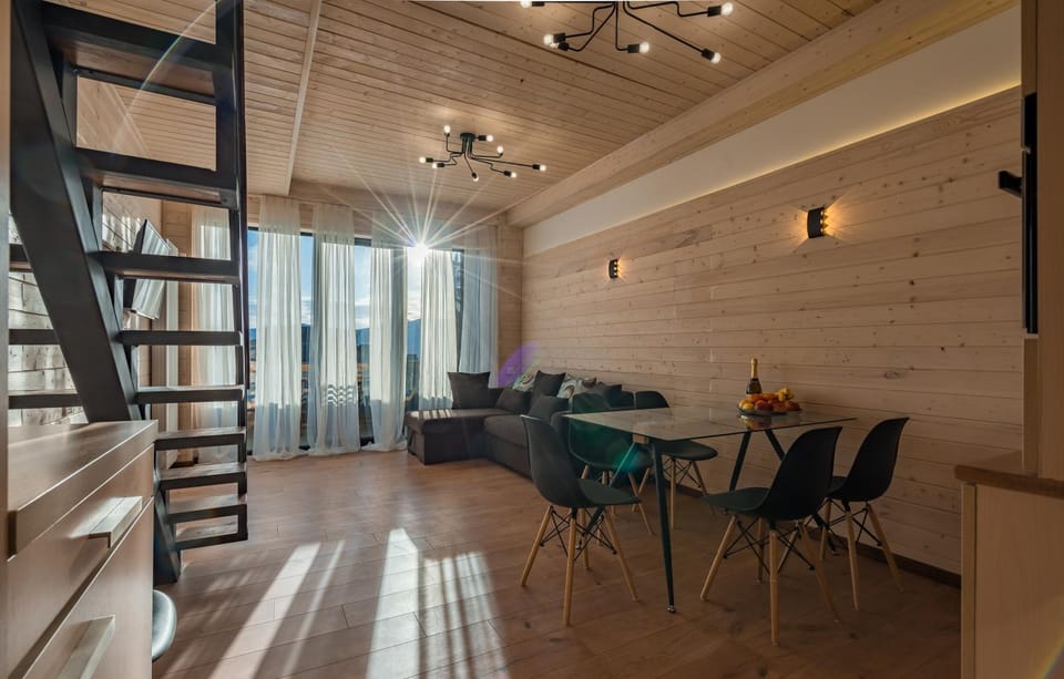 Living room, Photo of the whole room, Decorative detail, Seating area, Dining area