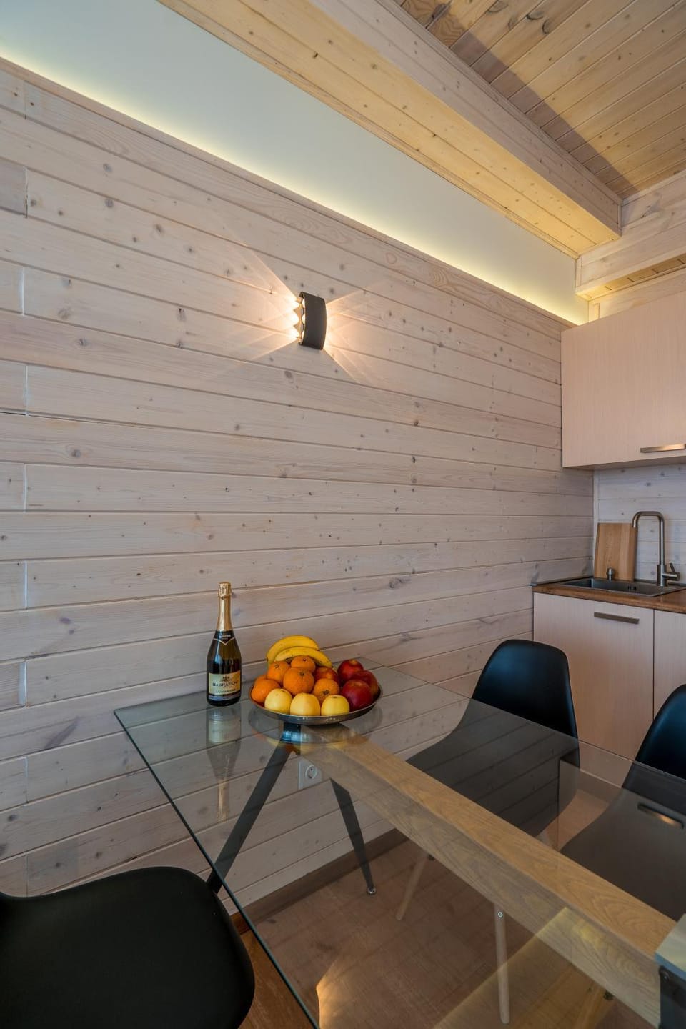 Coffee/tea facilities, Kitchen or kitchenette, Living room, Decorative detail