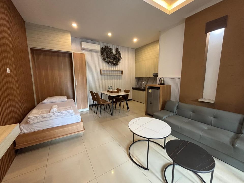 TV and multimedia, Living room, Photo of the whole room, Dining area, air conditioner