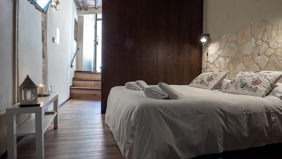 Bed, Bedroom, towels