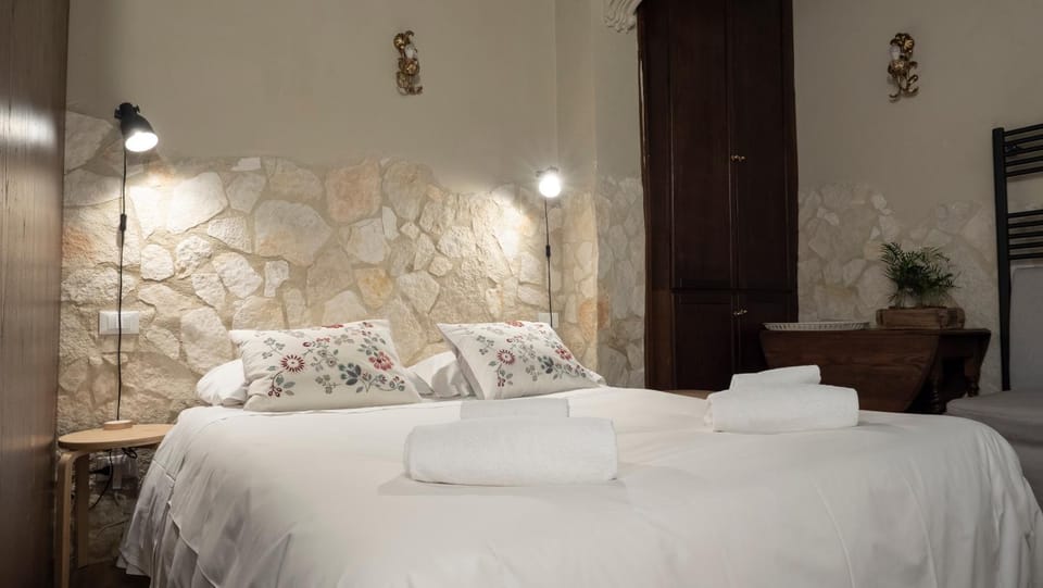 Bed, Bedroom, towels