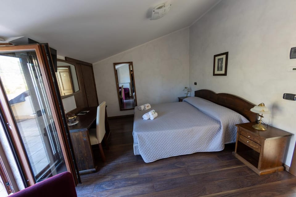 Bed, Photo of the whole room, Seating area, Bedroom, towels