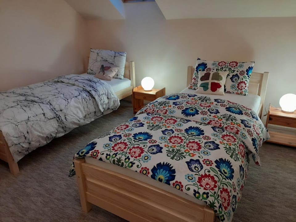 Property building, Bed, Photo of the whole room