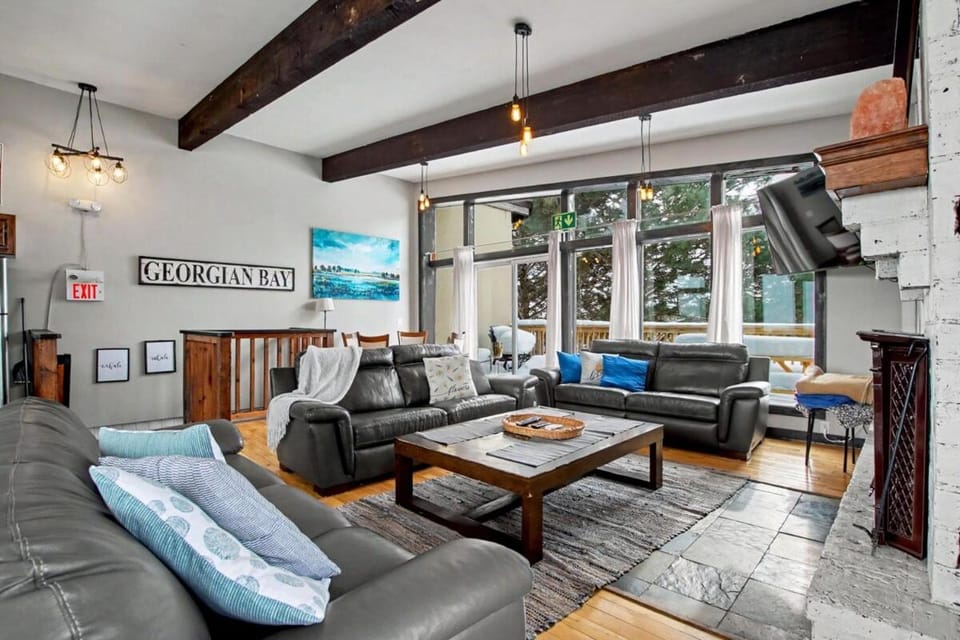 Northview-Blue Mountain-Sauna-Firepit-Balcony-Parking Chalet in Grey Highlands