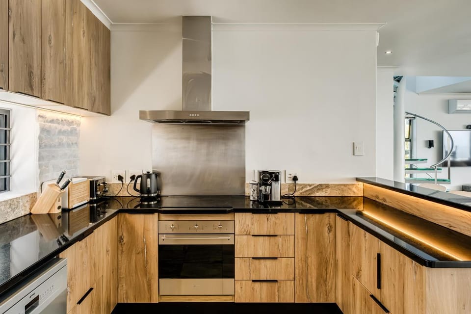 Coffee/tea facilities, Kitchen or kitchenette, dishwasher, stove, toaster