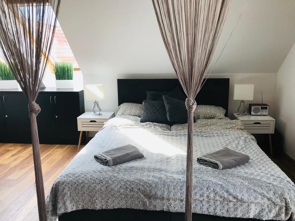 Bed, Photo of the whole room, towels
