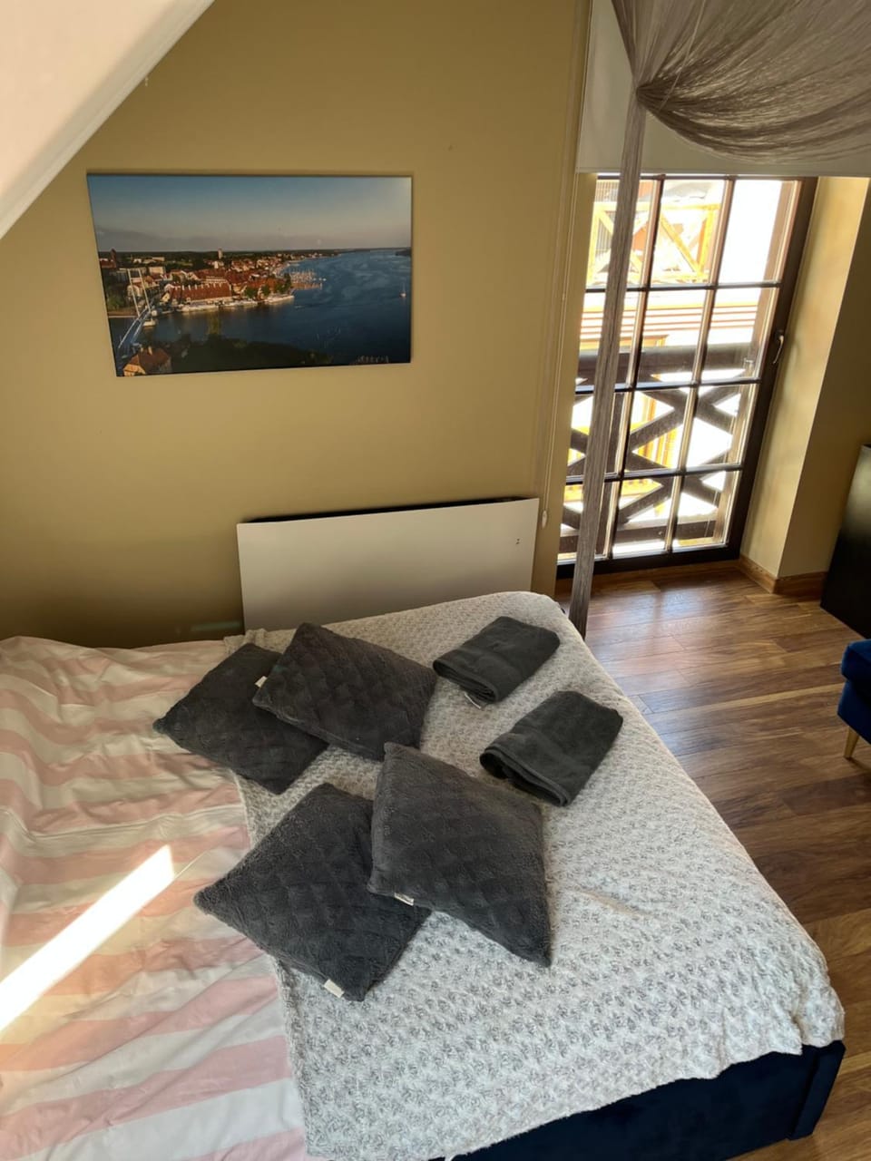 Bed, Photo of the whole room, towels