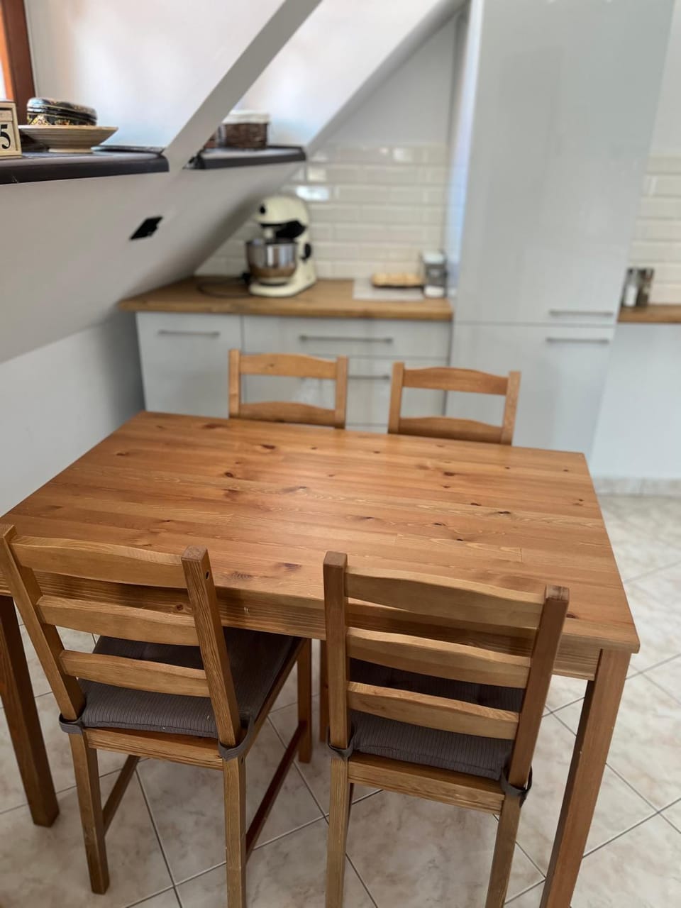Kitchen or kitchenette, Dining area