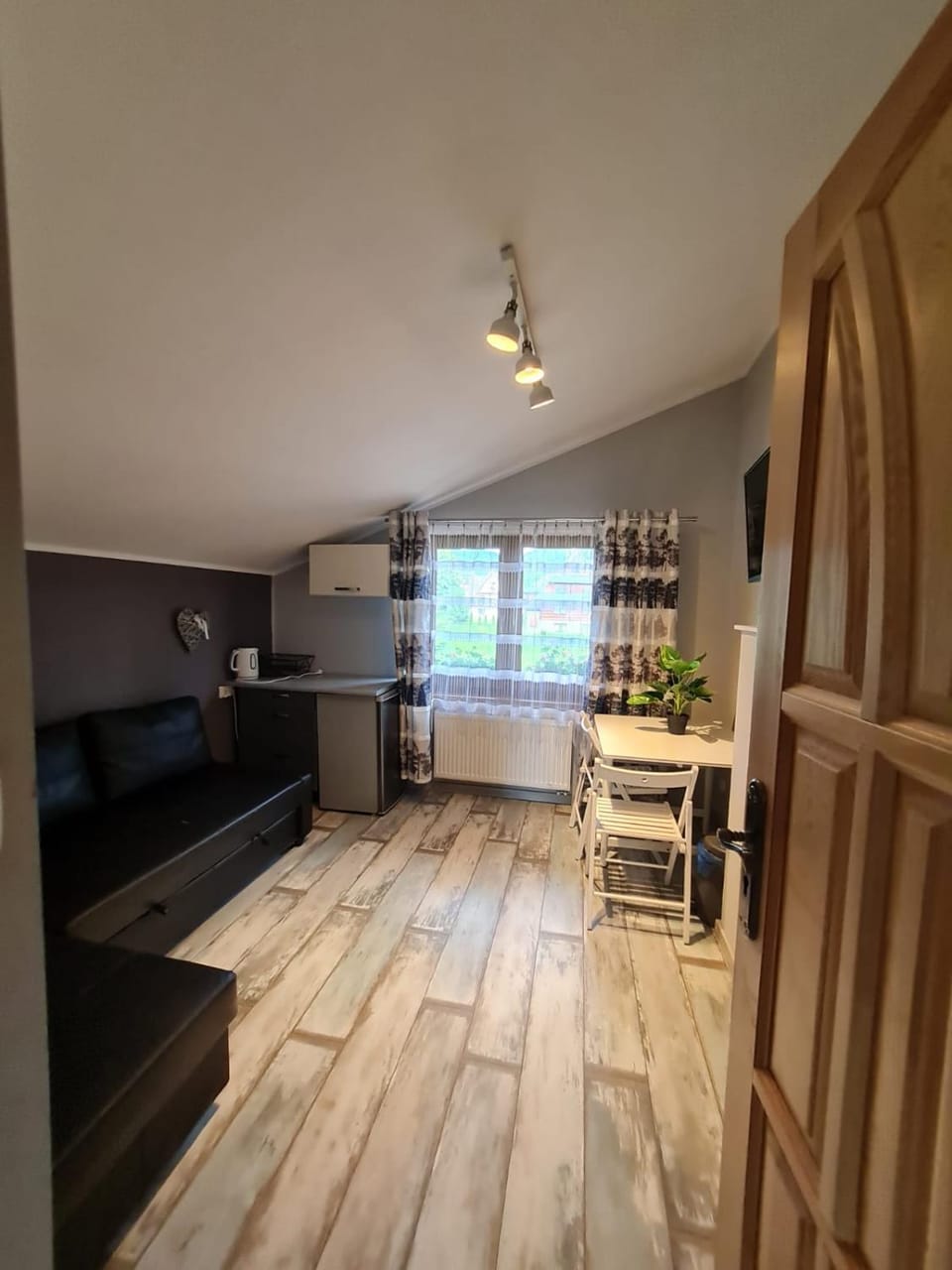 Kitchen or kitchenette, Seating area, Dining area