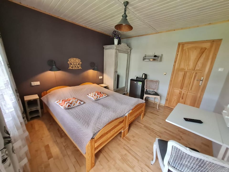 Bed, Photo of the whole room, wardrobe