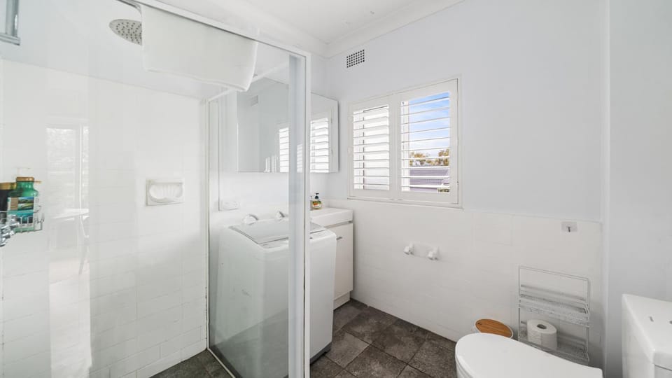 Sun-Drenched 1 Bed Studio Apartment In Newtown Apartment in Sydney