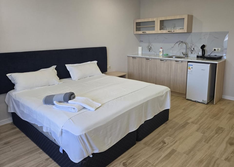Bed, Kitchen or kitchenette, Photo of the whole room, towels