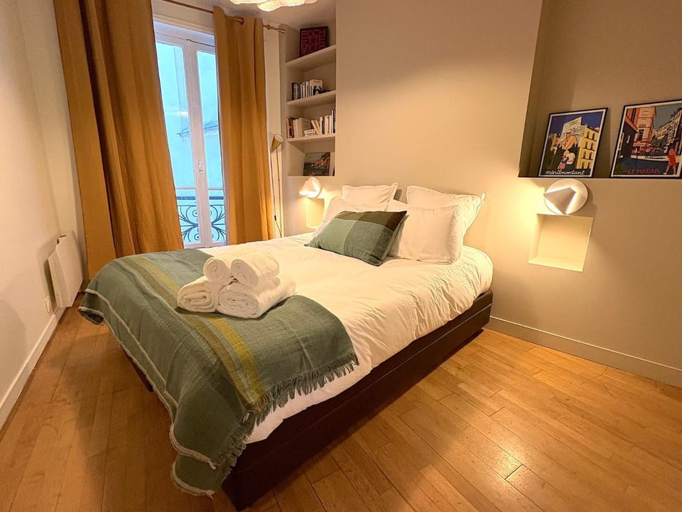 Bed, Photo of the whole room, Bedroom, towels