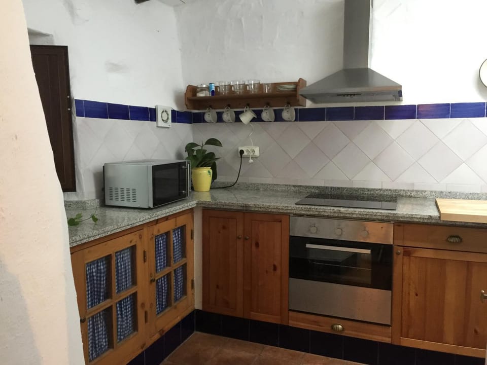 Kitchen or kitchenette, pet friendly, stove