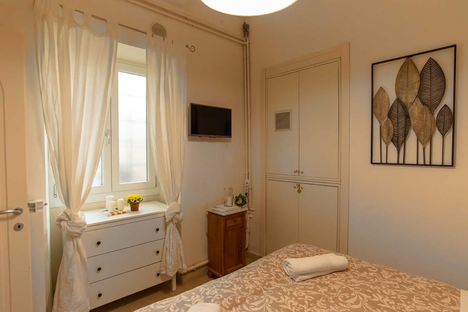 Bed, TV and multimedia, Bedroom