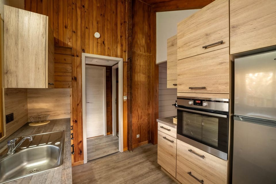Kitchen or kitchenette, oven, pet friendly, stove
