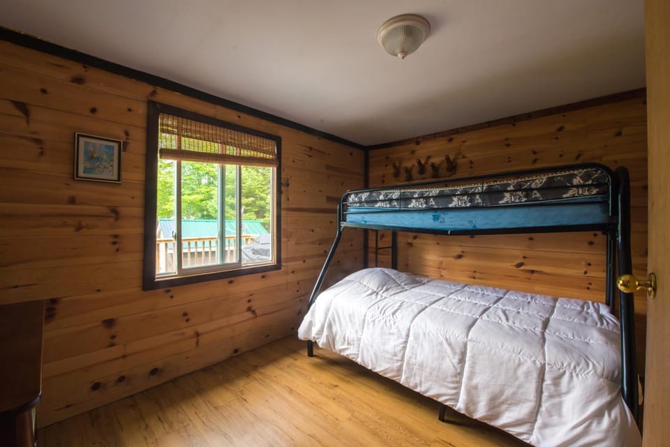 Bedroom, bunk bed