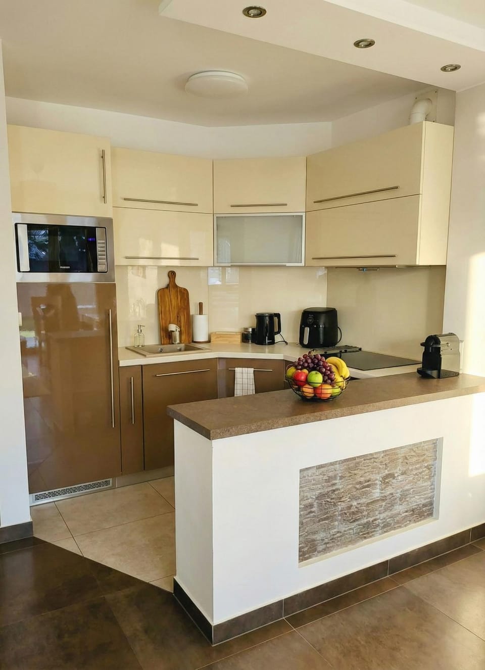 Kitchen or kitchenette, Communal kitchen, Breakfast, dishwasher, microwave, oven, stove, stove, kitchen
