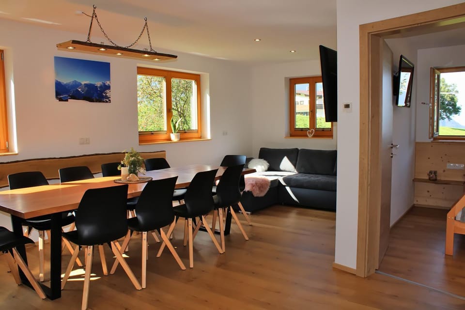 TV and multimedia, Living room, Seating area, Bedroom