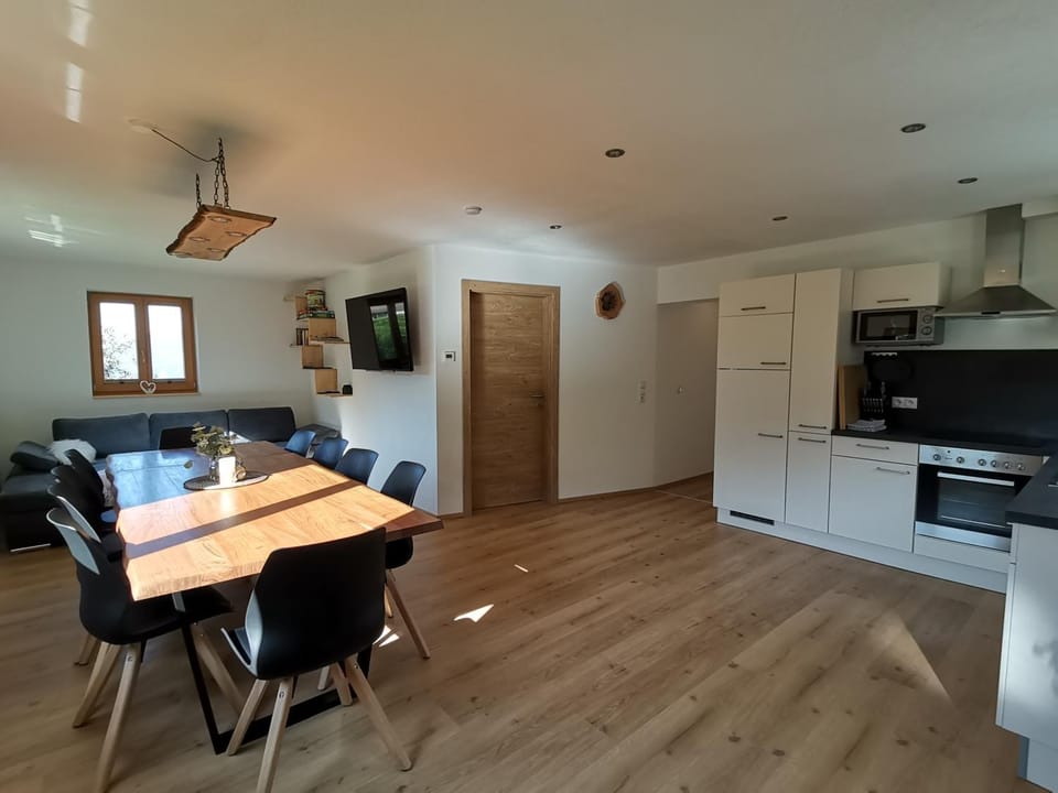 TV and multimedia, Kitchen or kitchenette, Living room, Seating area, Dining area