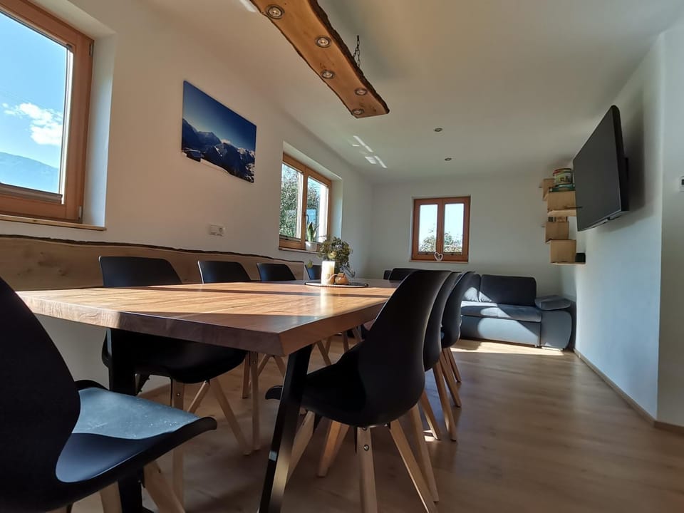 TV and multimedia, Living room, Seating area, Dining area