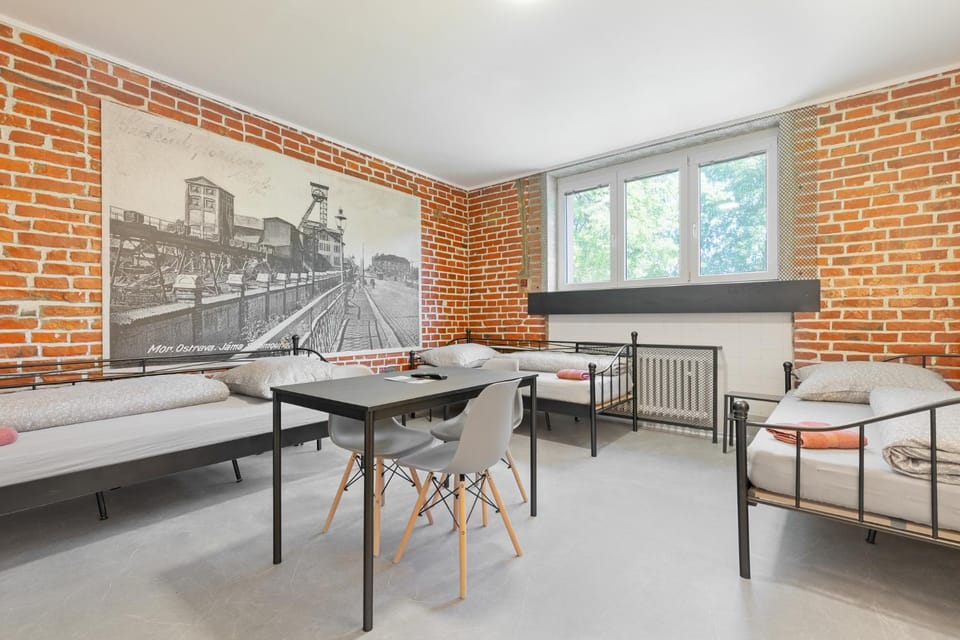 Bed, Photo of the whole room, Decorative detail, Seating area