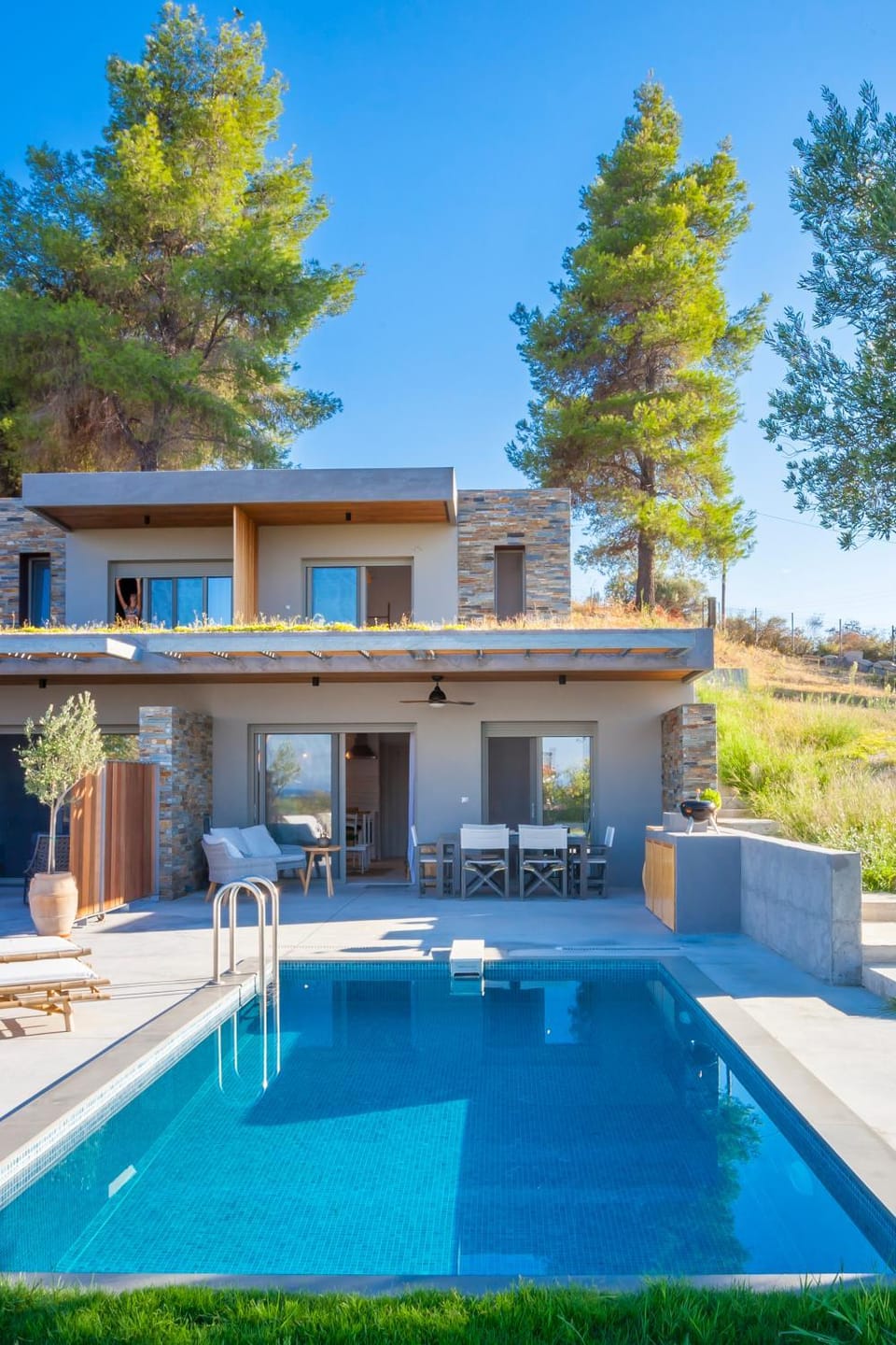 Property building, Facade/entrance, Garden, Balcony/Terrace, Garden view, Pool view, Swimming pool