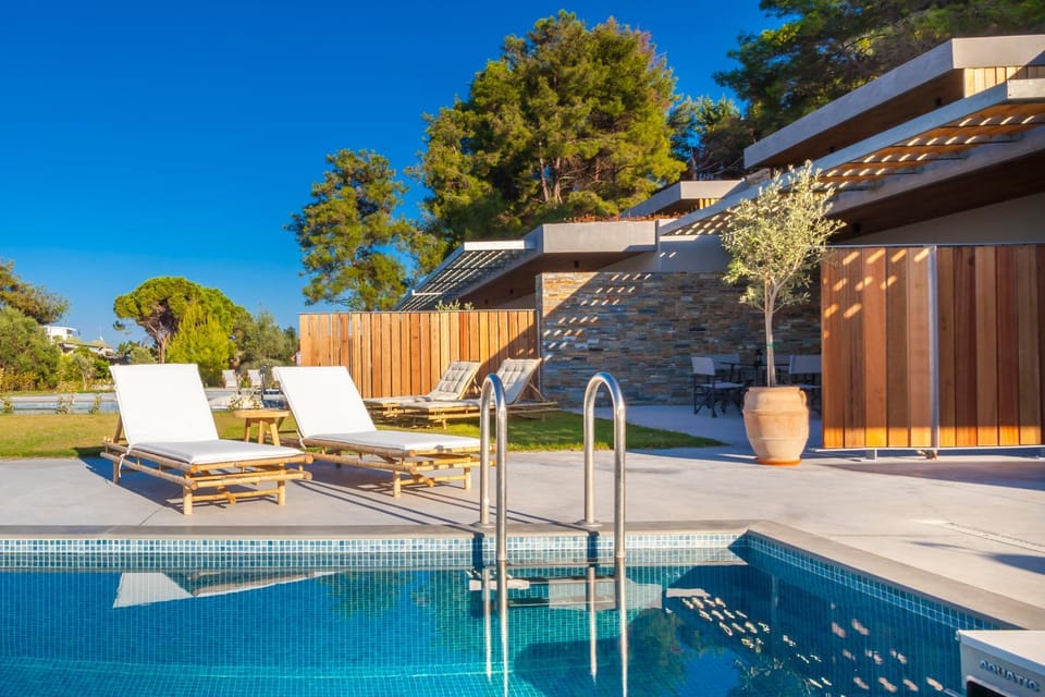 Swimming pool, sunbed
