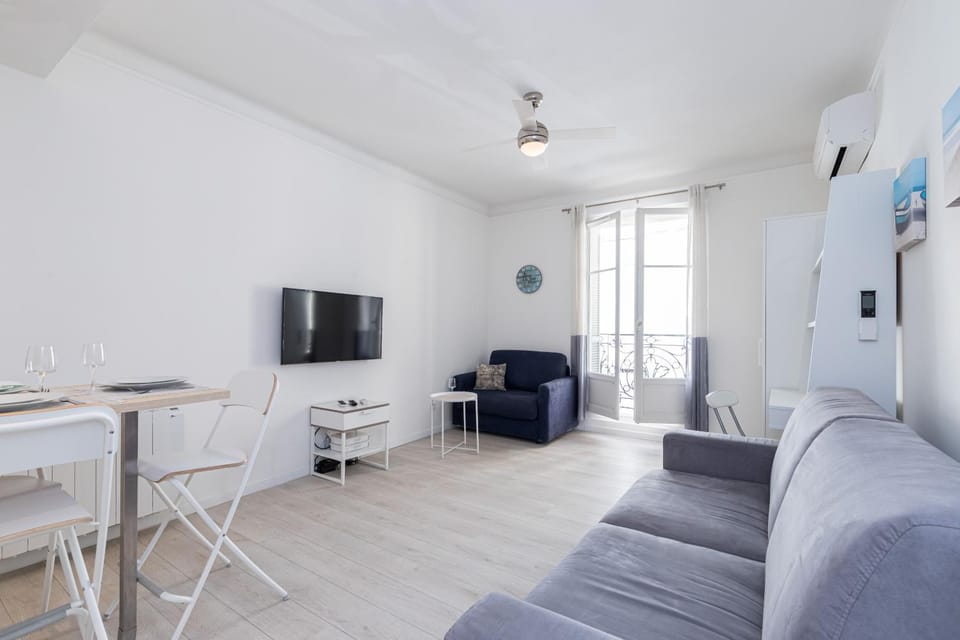 Promenade des Anglais . Nice Apartment in Nice