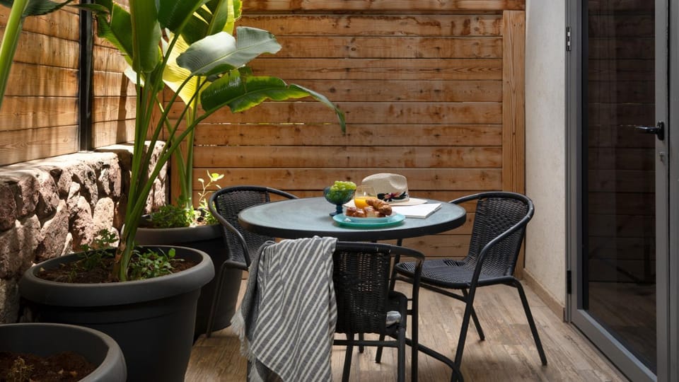 Day, Seating area