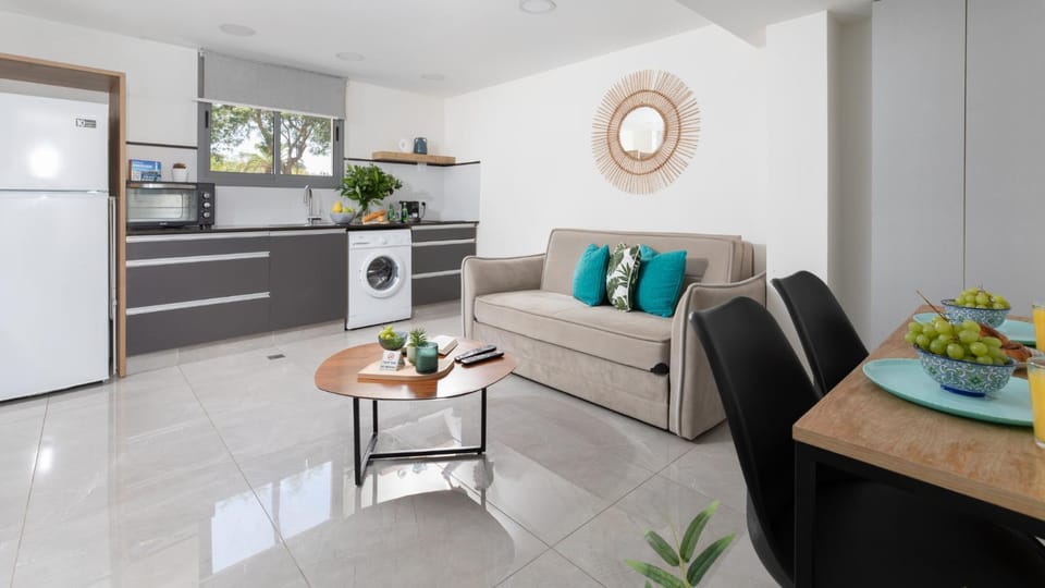 TV and multimedia, Kitchen or kitchenette, Living room, Seating area, Dining area, minibar, stove