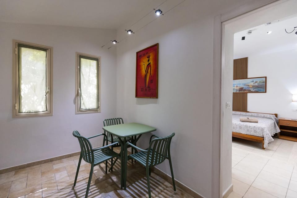 Seating area, Dining area