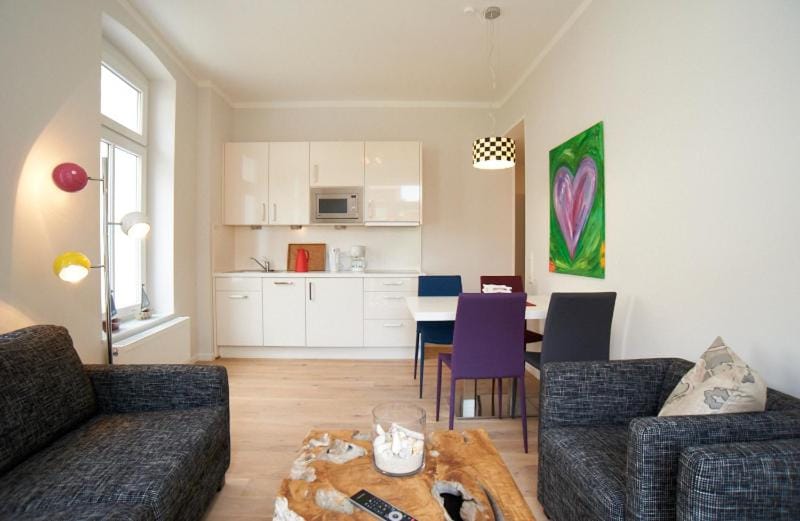 Kitchen or kitchenette, Living room, Seating area, Dining area