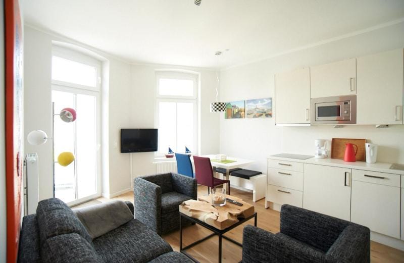 TV and multimedia, Kitchen or kitchenette, Living room, Seating area, Dining area