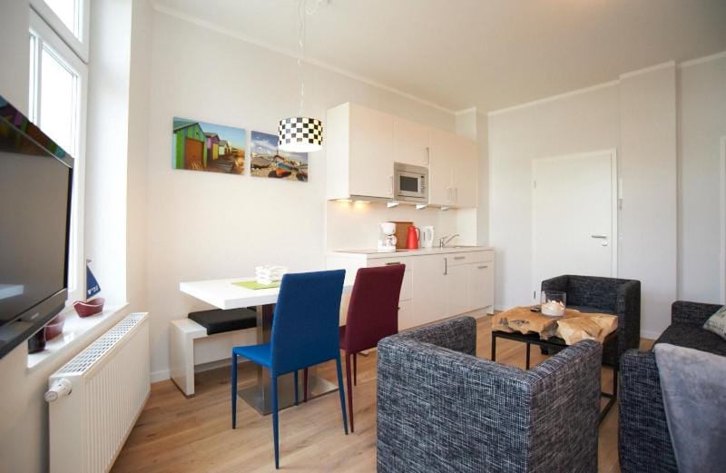 Kitchen or kitchenette, Living room, Seating area, Dining area