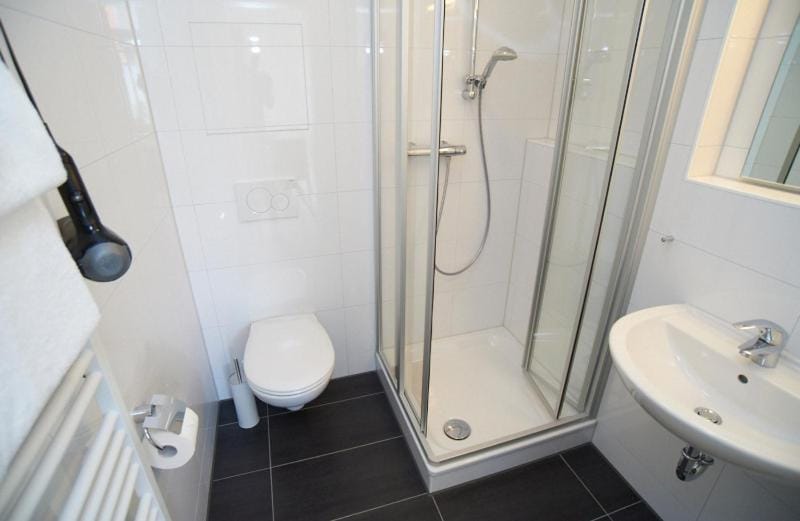 Shower, Toilet, Bathroom, towels